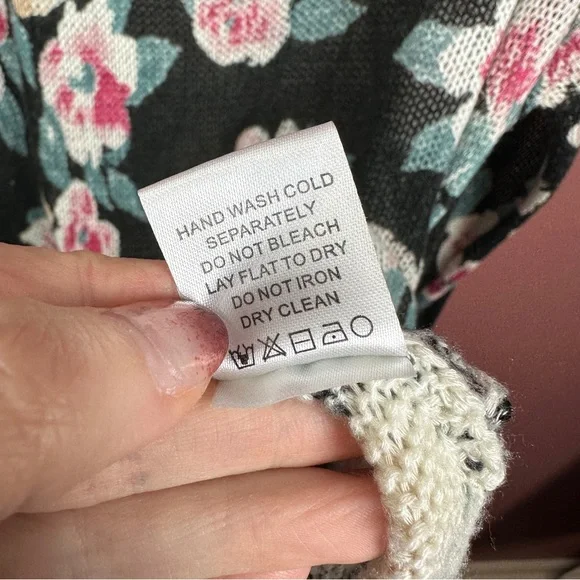 Mumu Mellow Bonfire Sweater in Monet Size Large Black with Pink Flower - Picture 3 of 8